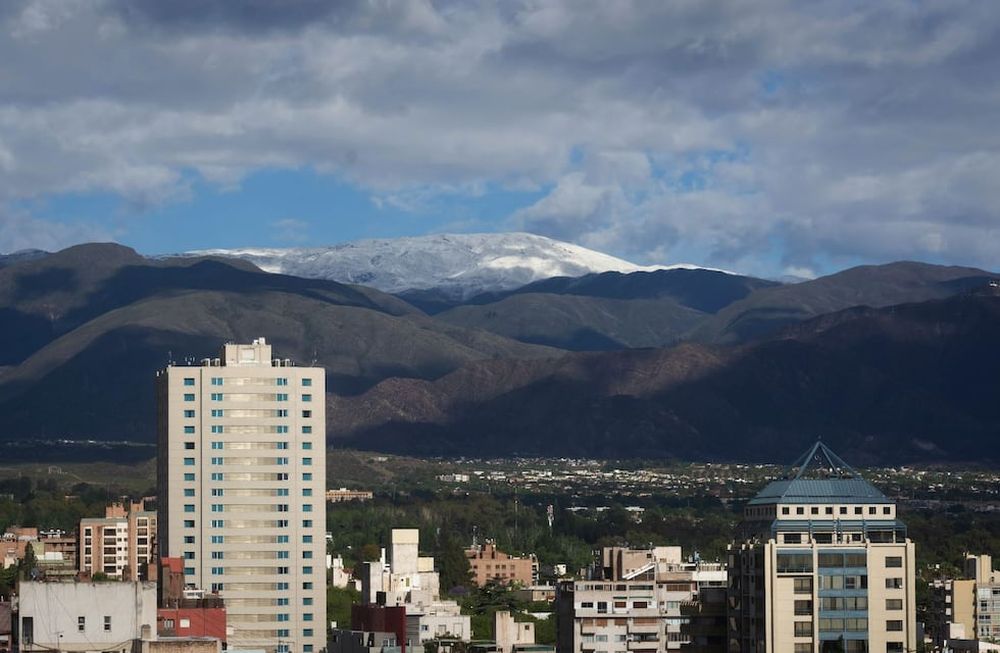 Nubosidad variable con leve ascenso de la temperatura en Mendoza para este lunes.