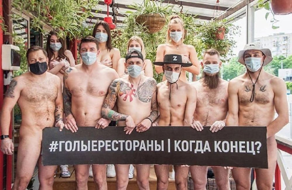 Los comerciantes han subido a las redes sociales imágenes desnudos cubriendo sus partes íntimas con cubiertos con platos, tazas, sartenes, botellas y servilleteros.