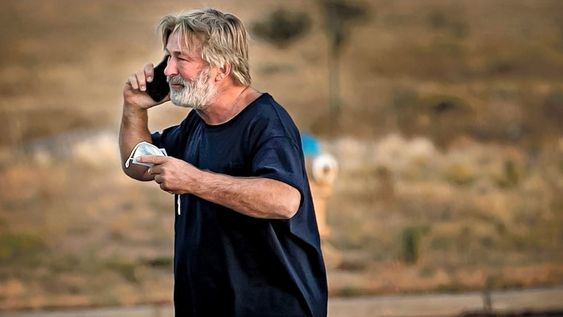 Acongojado, el actor se enfrentó a los reporteros y las cámaras, acompañado de su mujer, Hilaria.