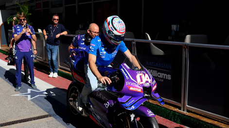 Colapinto se subió a una moto de MotoGP del equipo Prima Pramac Yamaha con la que llegó al paddock del Circuito de las Américas (COTA) en Austin, en la previa del Gran Premio de Estados Unidos.