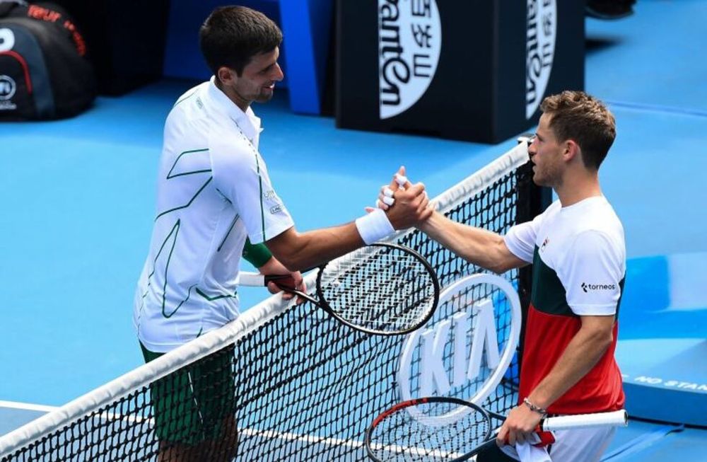 En la última edición del Abierto de Australia, Diego Schwartzman felicita a Novak Djokovic, que dio positivo de coronavirus, después de su victoria. /Gentileza.
