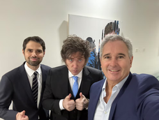El embajador argentino en Francia, Ian Sielecki, con el presidente Javier Milei y el canciller Pablo Quirno.
