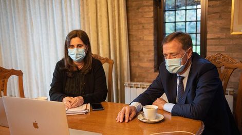 Los Andes | El gobernador de Mendoza Rodolfo Suárez y la ministra de Salud Ana María Nadal, en medio de una de las videoconferencias con autoridades nacionales por las medidas sanitarias de la pandemia.