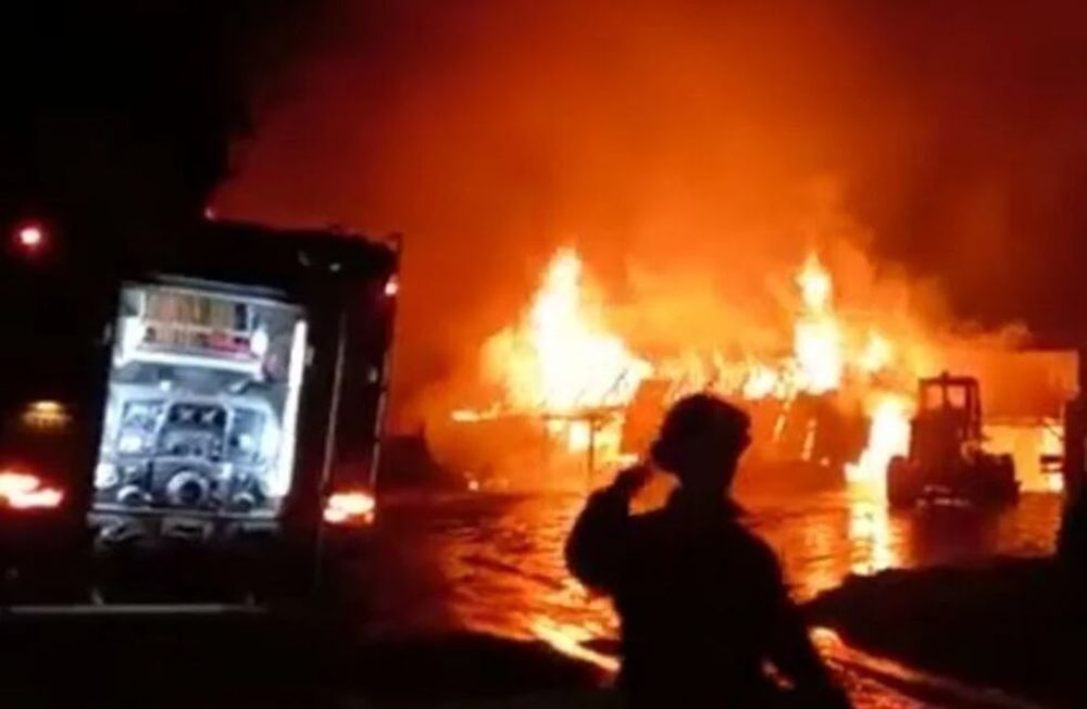 Los incendios destruyeron dos dependencias oficiales. Foto: Captura de video.