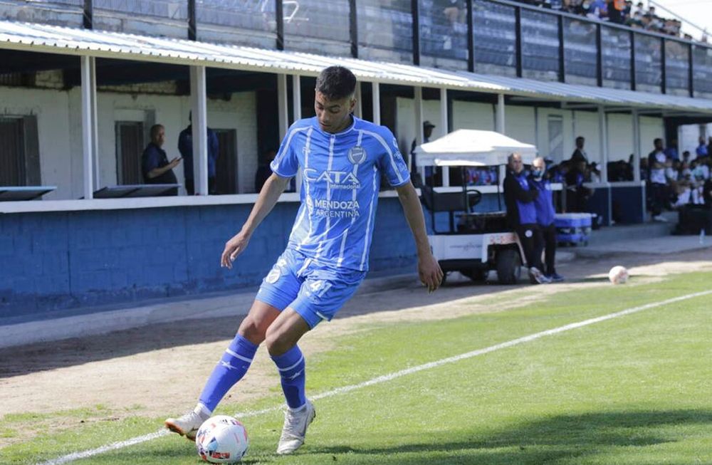 Si bien venía jugando como extremo por izquierda, Flores lo colocó por la derecha ante el Lobo platense. Y el pibe cumplió. / Gentileza Pablo González Repetto.