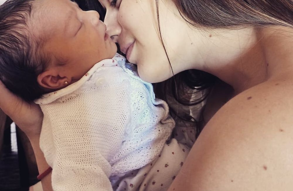 La sanmartiniana Agostina Asolino y su bebé Bruna. Hace tres años, la joven casi muere desangrada, y se aferró a la vida porque dijo que todavía debía cumplir el sueño de ser madre.