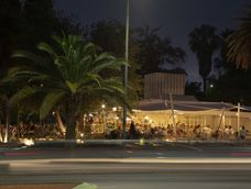 El proyecto no se limitó a lo edilicio, sino que incluyó una propuesta de paisajismo y áreas verdes que conversan con el cercano rosedal. El proyecto no se limitó a lo edilicio, sino que incluyó una propuesta de paisajismo y áreas verdes que conversan con el cercano rosedal.