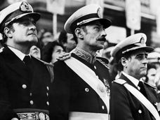 La Junta Militar que dio el golpe de Estado del 24 de marzo de 1976: Emilio Eduardo Massera (Marina), Jorge Rafael Videla (Ejército),  y Orlando Ramón Agosti (Fuerza Aérea).