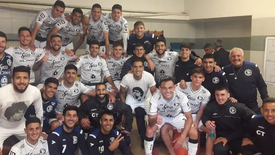 Todo felicidad en el plantel de Independiente Rivadavia, que está muy cerca del objetivo. / CSIR