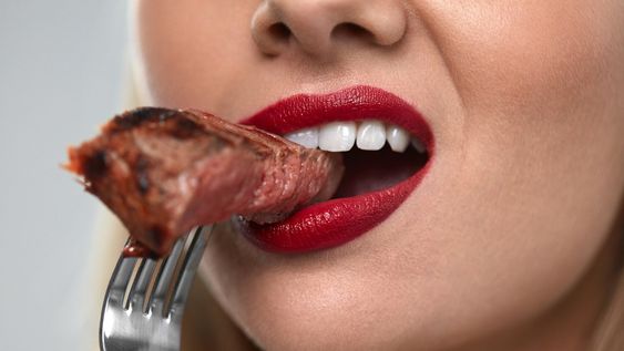 estudio revela que quienes comen carne tienen mas probabilidades de vivir hasta los 100, pero hay un inconveniente