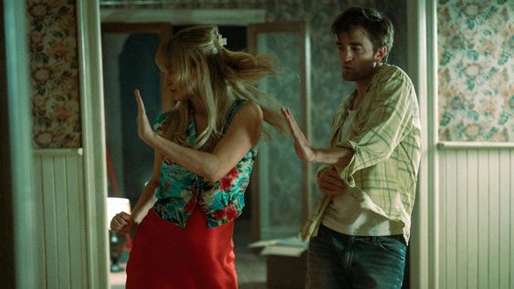 Jennifer Lawrence y Robert Pattinson en Die, My Love (2025)