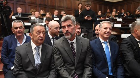 Los intendentes Celso Jaque (Malargüe), Ulpiano Suarez (Capital) y Alejandro Molero (General Alvear).&nbsp; Atrás asoma el jefe comunal de Lavalle, Edgardo González.&nbsp;