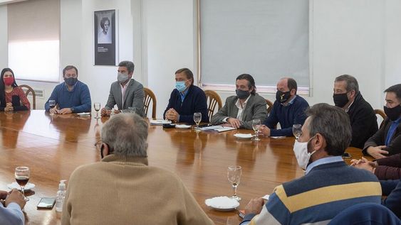 Una de las reuniones que Suárez ha tenido con los intendentes para monitorear la situación en Mendoza. El crecimiento de los contagios preocupa, pero nadie quiere cerrar la provincia.