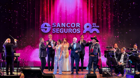 El maestro Tomás Mayer Wolf y su orquesta, junto a Jorge Rojas, Eugenia Quevedo, Raúl Lavié, y el Chaqueño Palavecino en el escenario del Teatro Colón.