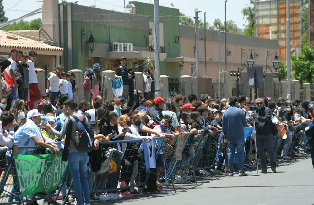 Miles de hinchas sanjuaninos se quedaron sin entradas y tuvieron que acudir a la reventa para conseguir un tickets. / Marcelo Rolland ( Los Andes)