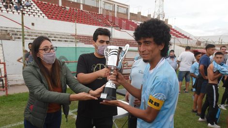 Los Andes | La pelota siempre al 10. Nico Arce recibe la Copa Guillermo Pereyra de parte de los familiares del ex titular del CEC. A los 36 años, el capitán de Gutiérrez sigue vigente. / Nicolás Ríos.