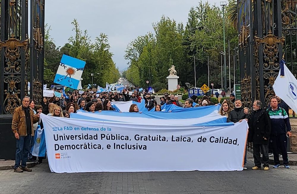 Estudiantes y docentes de la Universidad Nacional de Cuyo reclamaron por la continuidad de la educación pública. Foto: Área de Comunicación Institucional FCPyS