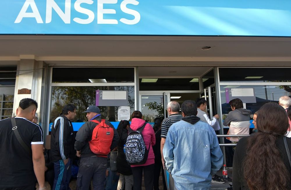 Demoras y largas filas en la Administración Nacional de la Seguridad Social (Anses), sucursal Guaymallén - Foto: Orlando Pelichotti / Los Andes