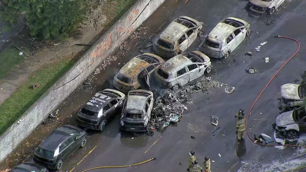 Otro helicóptero explotó e incineró varios autos.