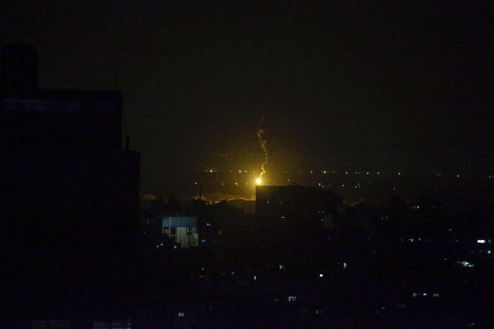Misiles iraníes pasan por el espacio aéreo de la Franja de Gaza antes de alcanzar objetivos dentro de Israel, 13 de junio de 2025. El ejército de Israel ha identificado misiles lanzados desde Irán hacia territorio israelí en represalia tras los ataques aéreos nocturnos contra objetivos iraníes.