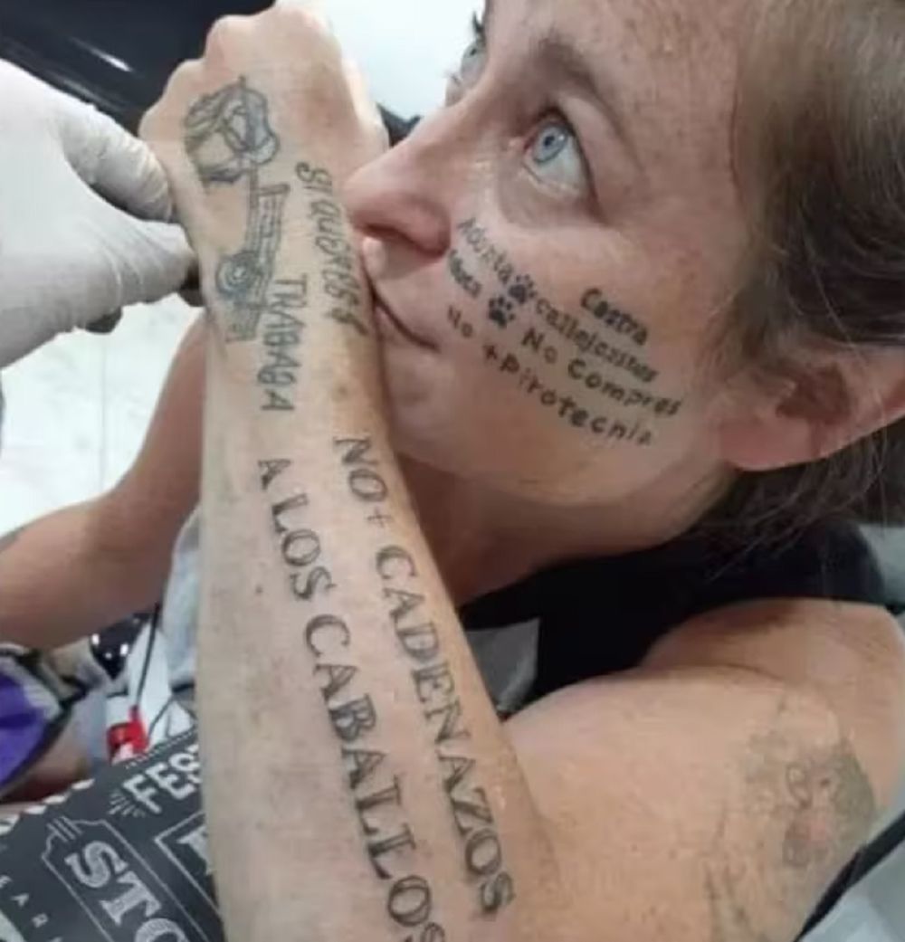 Su pasión por estos temas se refleja también en varios tatuajes visibles en su rostro con frases como: “No compres, adoptá”, “Castrate” y “No más pirotecnia”.