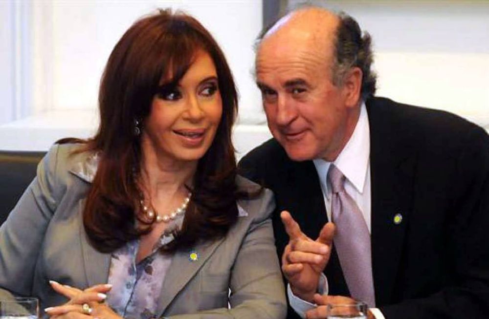 El kirchnerismo de Cristina y Parrilli no pretende hacer ninguna revolución pero sí actuar como si la estuviera haciendo a fin de que se puedan justificar en nombre de ella todos los excesos autoritarios.