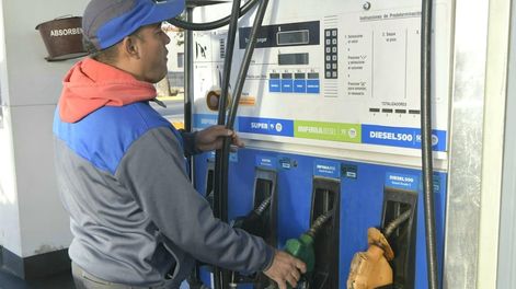 Aumento del precio de combustibles en YPF (Orlando Pelichotti / Los Andes)
