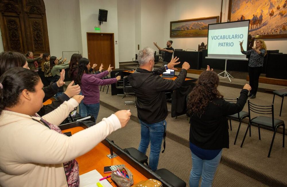 Docentes y estudiantes de Educación se capacitaron en lengua de señas