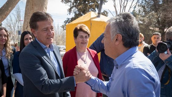 Rodolfo Suárez y Alfredo Cornejo en la inauguración del Bicitran en LujánFoto: Ignacio Blanco / Los Andes