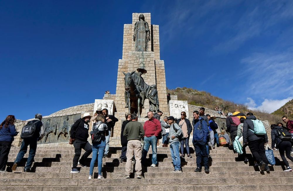 Turistas y mendocinos disfrutan del feriado largo en El Manzano, Tunuyán. Foto: Orlando Pelichotti