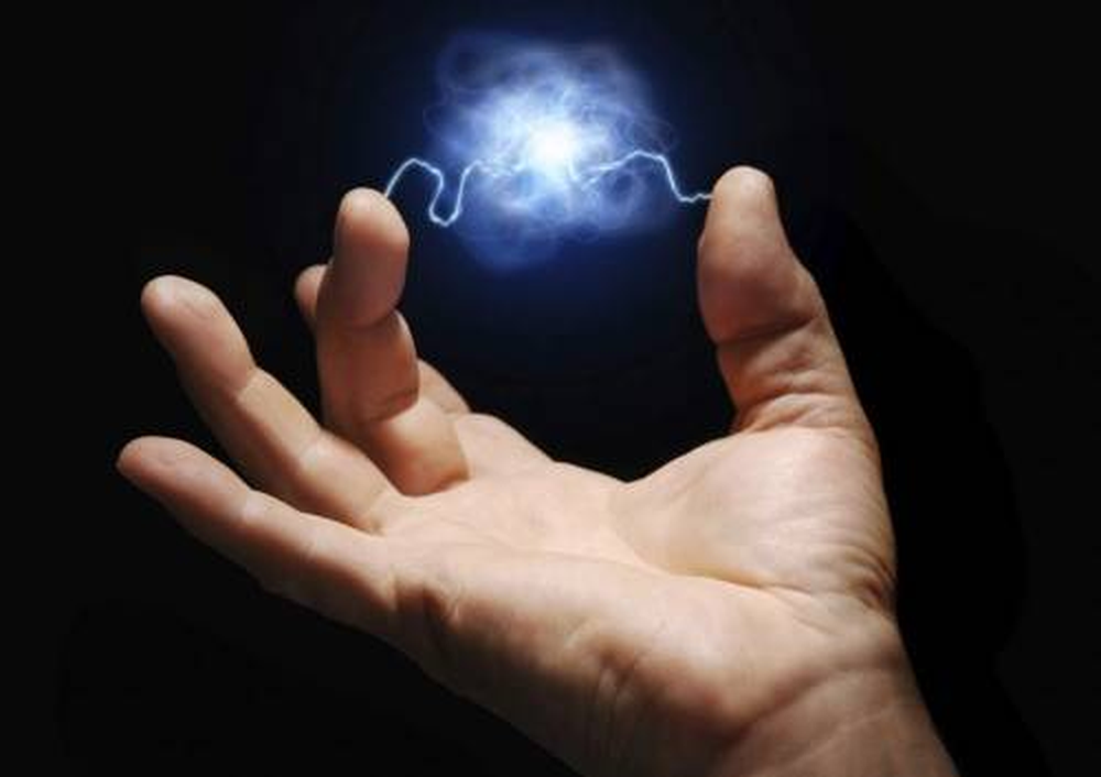 Este es el significado de sentir que una persona te traspasa electricidad al tocarte.