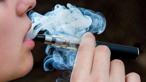 La evidencia científica sugiere el cigarrillo electrónico no ayuda a dejar de fumar y que es nocivo para la salud.