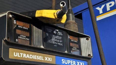 Desde este sábado será más caro cargar combustibles. Foto: Los Andes