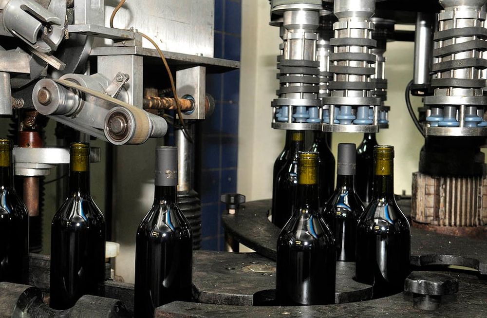 Lejos de lograr los resultados esperados, de favorecer las exportaciones, pocas bodegas se sumaron al dólar agro y en el sector preocupa que se está por alcanzar un sobrestock.