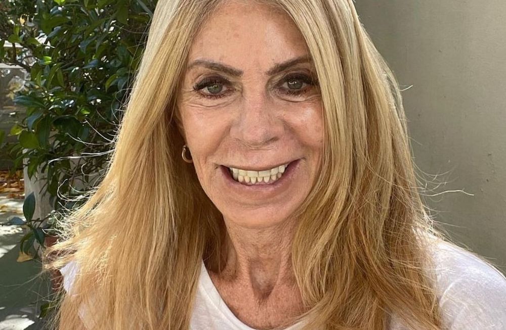 Silvia Pérez, deslumbrante a los 67 años, sorprendió con su microbikini desde una playa de Grecia