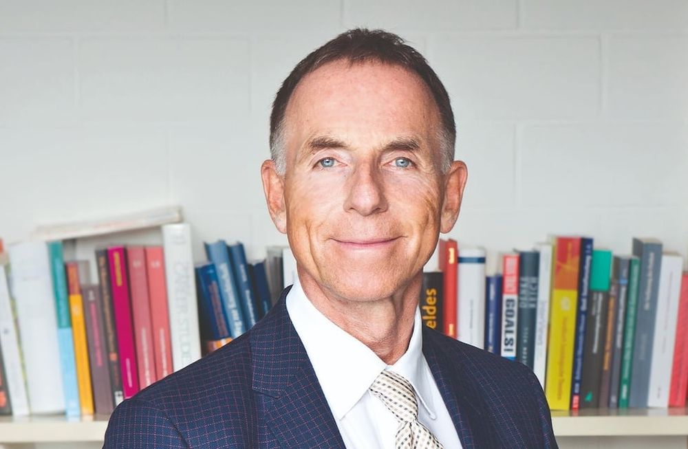 El autor cuenta con más de 30 best seller en Asia y Europa y su libro “Cómo los Países Salen de la Pobreza” se ha traducido a 30 idiomas, con una versión especial para Argentina.