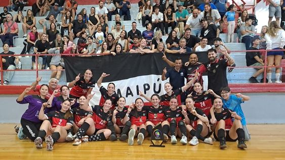 Handball. Las chicas integrantes del team de balonmano de la Municipalidad de Maipú que son las campeonas anuales en el marco de la Liga de esta disciplina.