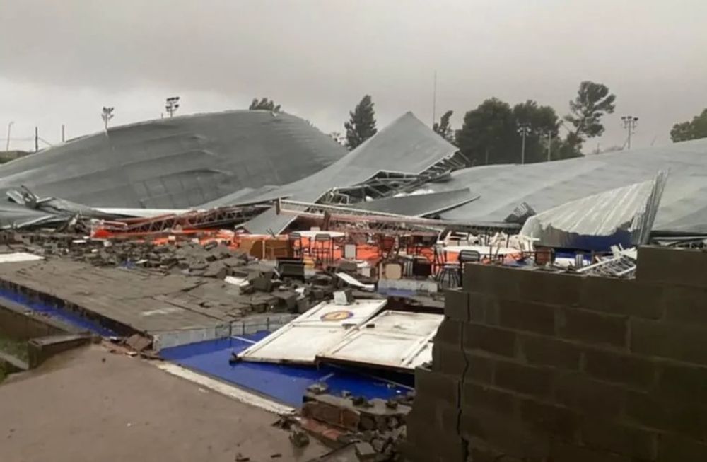 Fuerte temporal en Bahía Blanca dejó destrozos en la ciudad, varios heridos y evacuados. - Gentileza