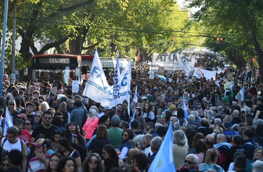 Masiva movilización en Mendoza de estudiantes y trabajadores que se sumaron a la marcha universitaria nacional. | Foto: José Gutiérrez / Los Andes