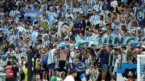La hinchada argentina dirá presente en el Monumental. Se calcula que asistirán más de 83 mil personas. / archivo - AP