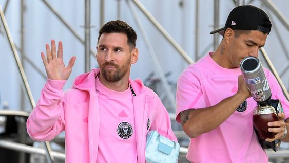 Los delanteros Lionel Messi y Luis Suárez previo al partido contra Nashville en los octavos de final de la Copa de Campeones de la CONCACAF, el miércoles 13 de marzo de 2024, en Fort Lauderdale, Florida. (AP Foto/Michael Laughlin)