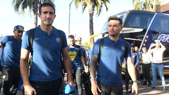 Carlos Izquierdoz y Mauro Zárate, ambos jugadores renovaron sus contratos con Boca y siguen bajo las órdenes de Miguel Ángel Russo. / Los Andes.