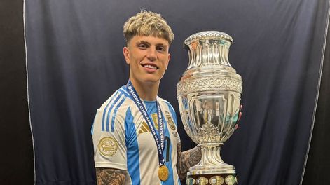 Los Andes | La foto de Garnacho junto con la Copa América. (Gentileza Alejandro Garnacho)