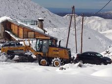 Vialidad habilitó tres kilómetros más del circuito de Vallecitos y rescató a un grupo de montañistas.