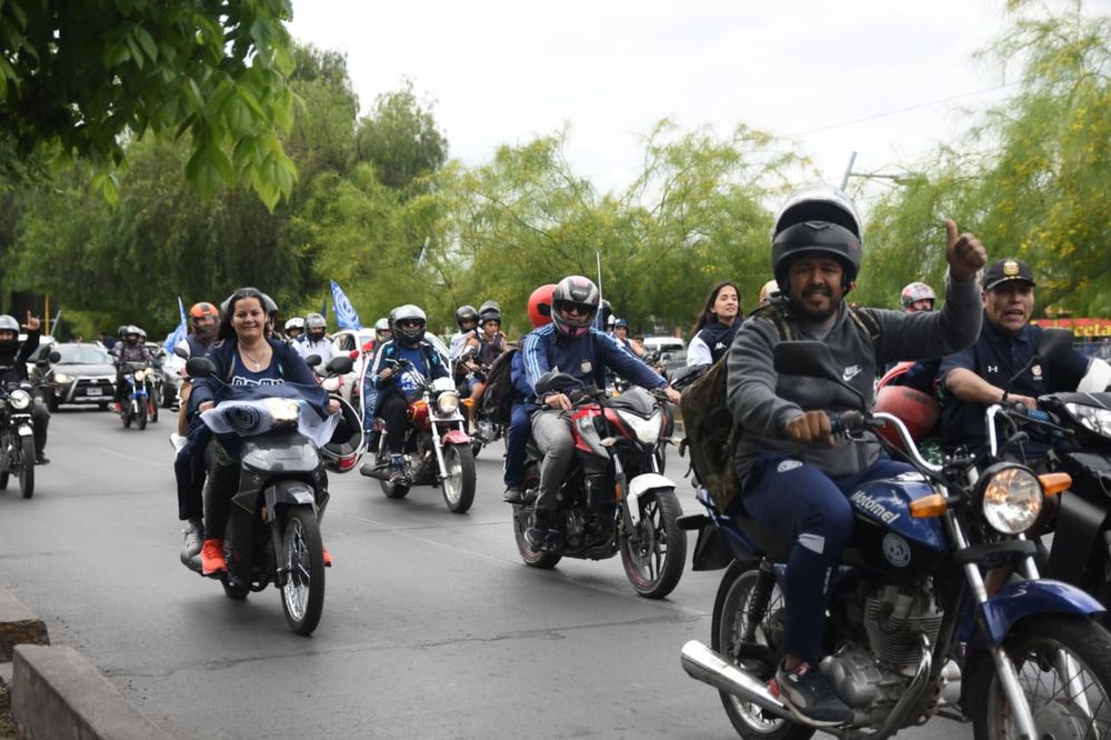 Caravana histórica para recibir al plantel de Independiente Rivadavia, campeón de la Copa Argentina 2025. La primera estrella para el fútbol de Mendoza a nivel Nacional. 
