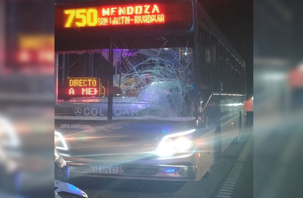 Cruzaba a pie el Acceso Este en Guaymallén y murió atropellado por un micro