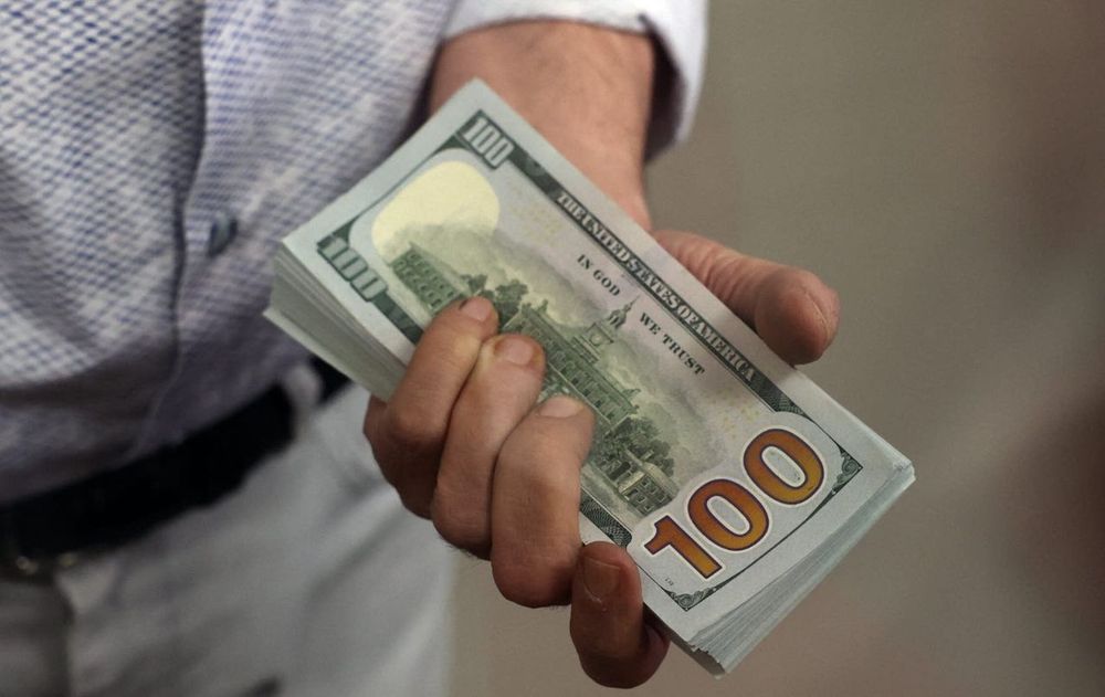 El precio del dólar minorista se mantiene a $1.420.
