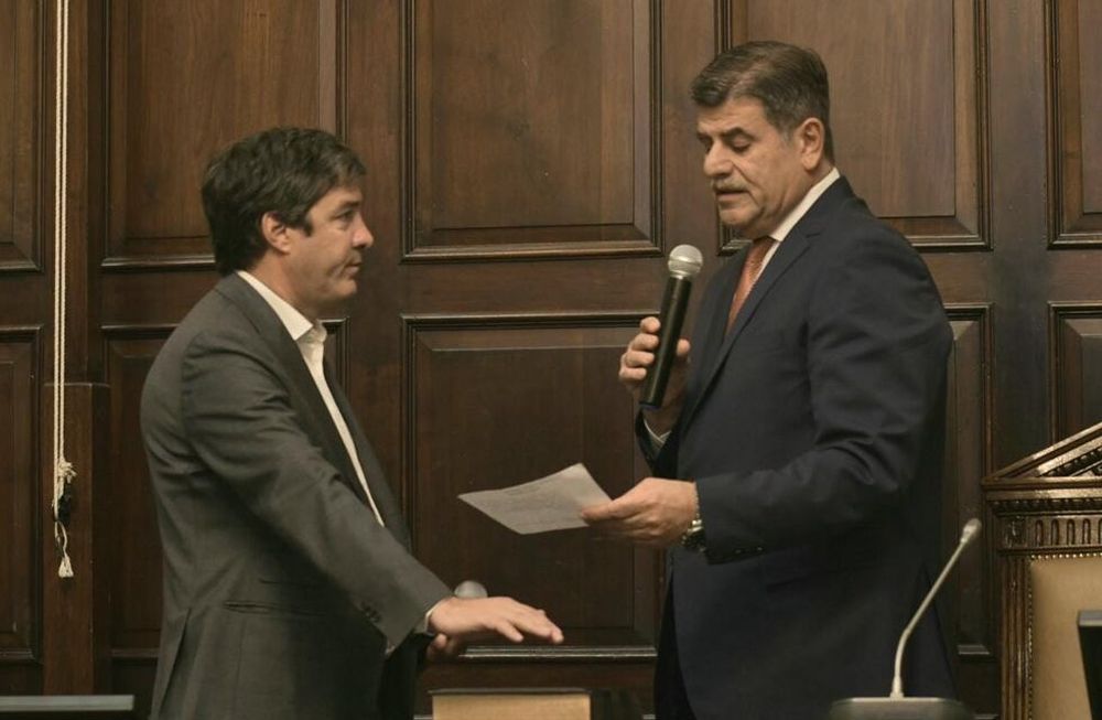 El senador del Pro, Pablo Priore, jura como vicepresidente segundo. Foto: Orlando Pelichotti