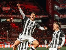 Esteban Fernández festeja el primer gol de Gimnasia y Esgrima. En un partidazo, el Lobo Mendocino ganó con dos golazos de Lencioni y otro tanto de Fernández. El Rojo, sin reacción, pudo perder por más goles.