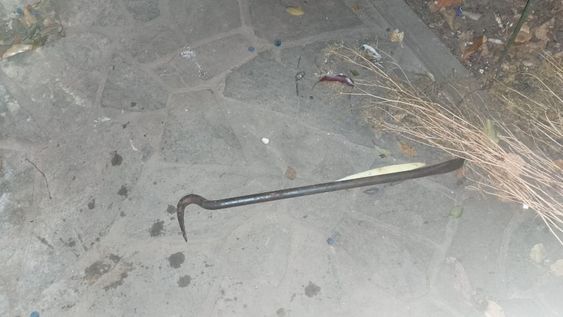 El delincuente rompió la ventana del negocio con una barreta.&nbsp;